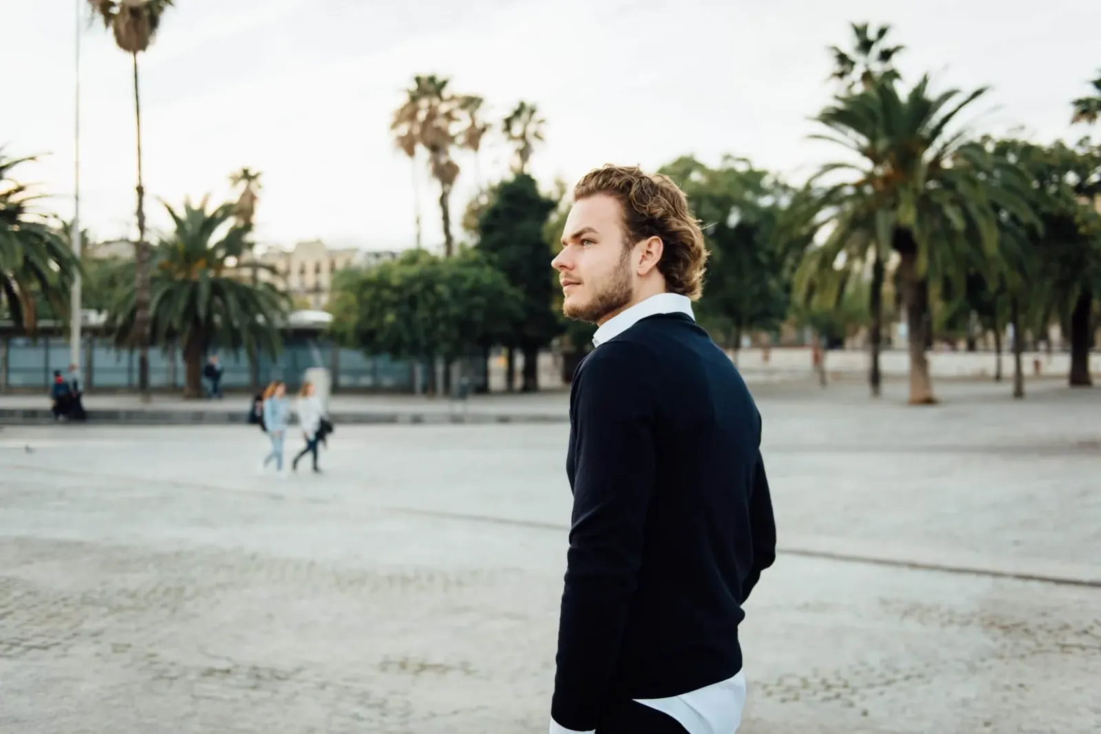 Nicolas Matt unterwegs an einer Palmenallee